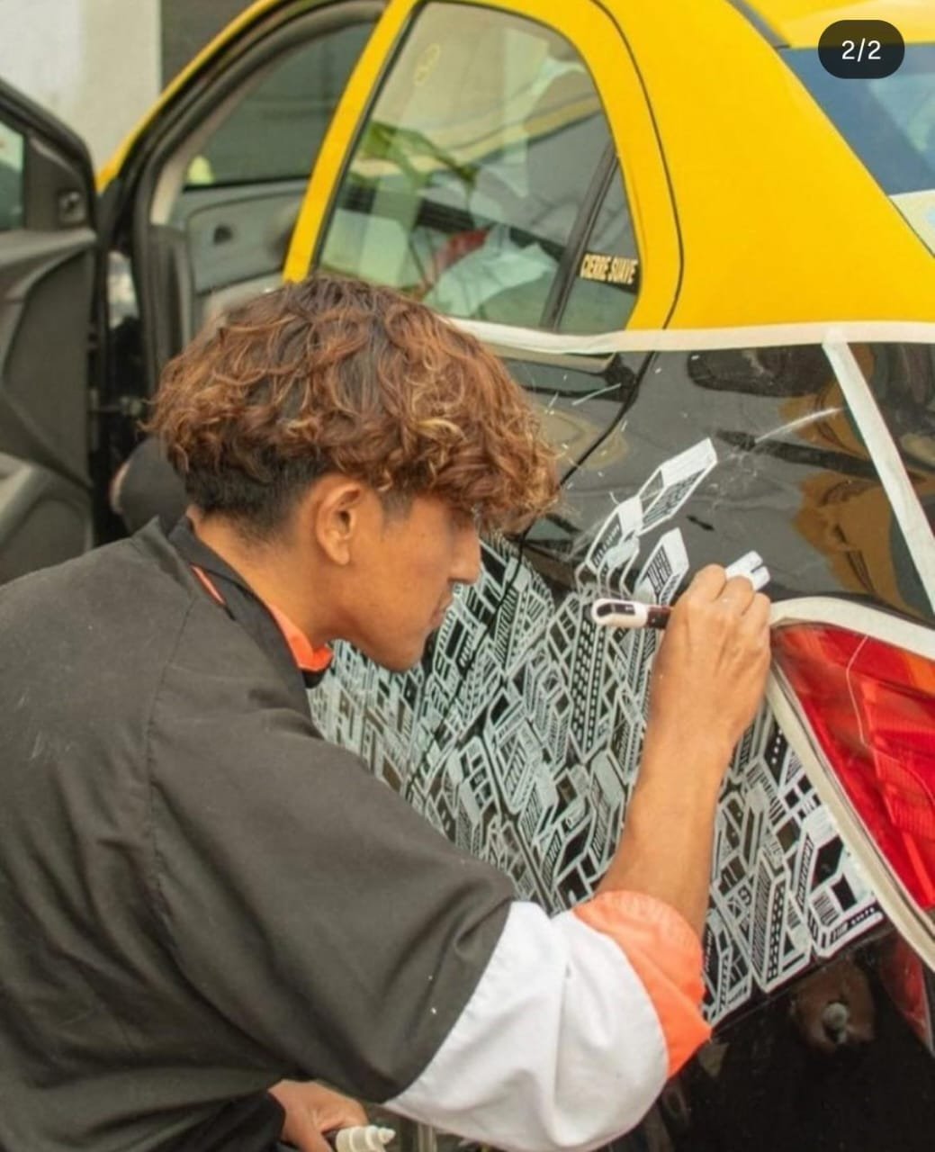 Artista trabajando en un taxi
